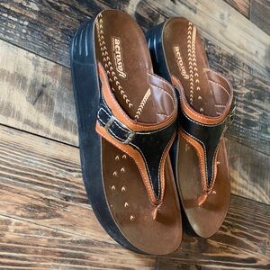 Aerosoft Platform with buckle sandals size 6